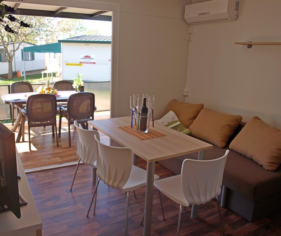 Camping Adria Mobile Home Park Umag Habitación foto