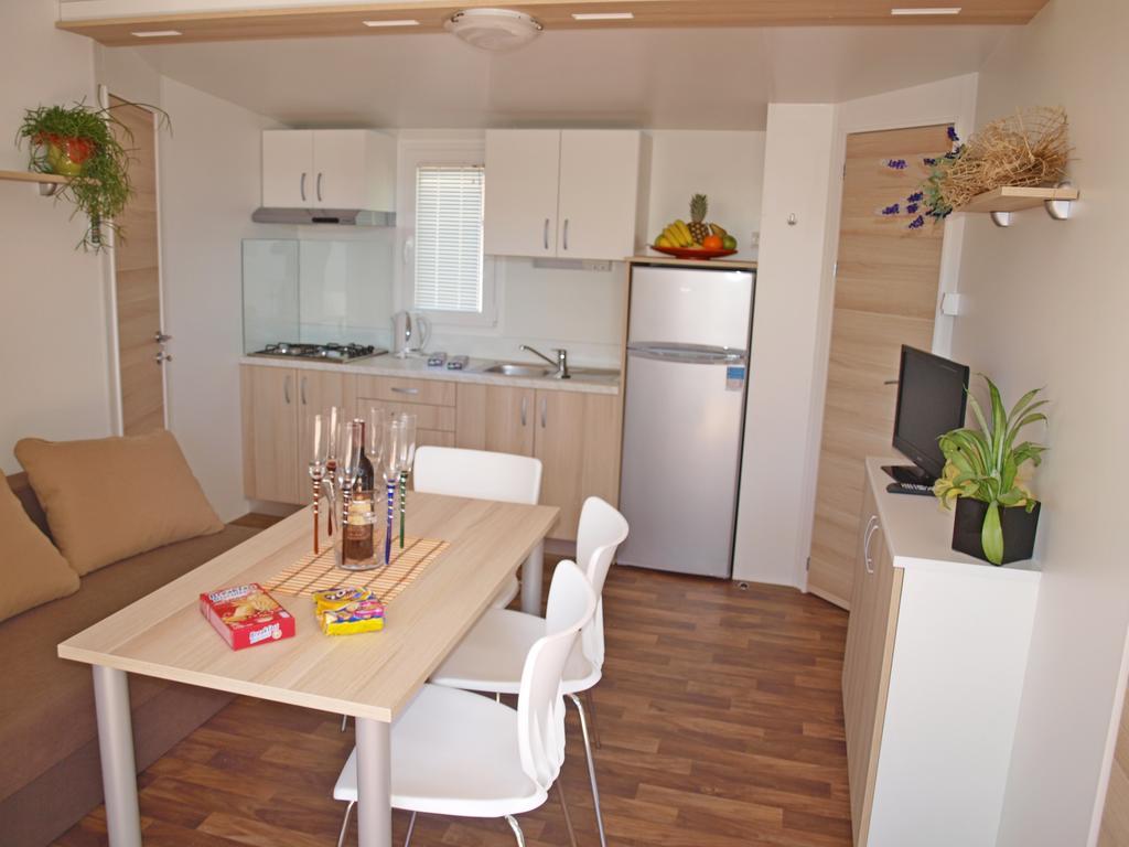 Camping Adria Mobile Home Park Umag Habitación foto
